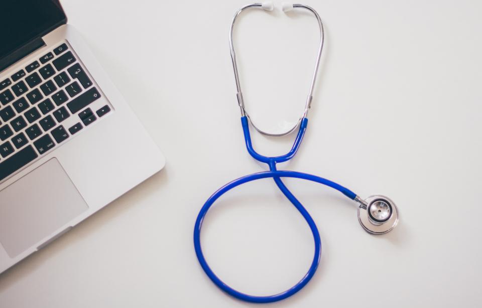Stéthoscope posé à côté d’un ordinateur portable